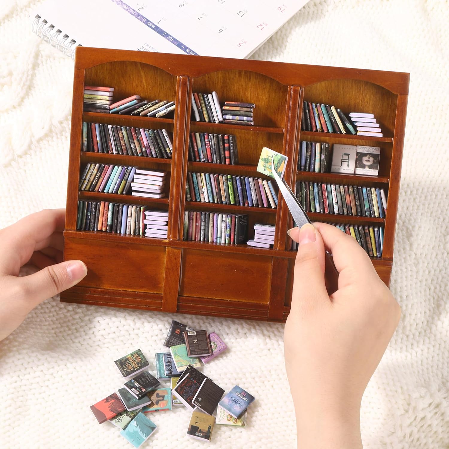 Detalle de DIYDEC Mini Bookshelf with 240 Mini Books + Sofa Desk Plant Ornament