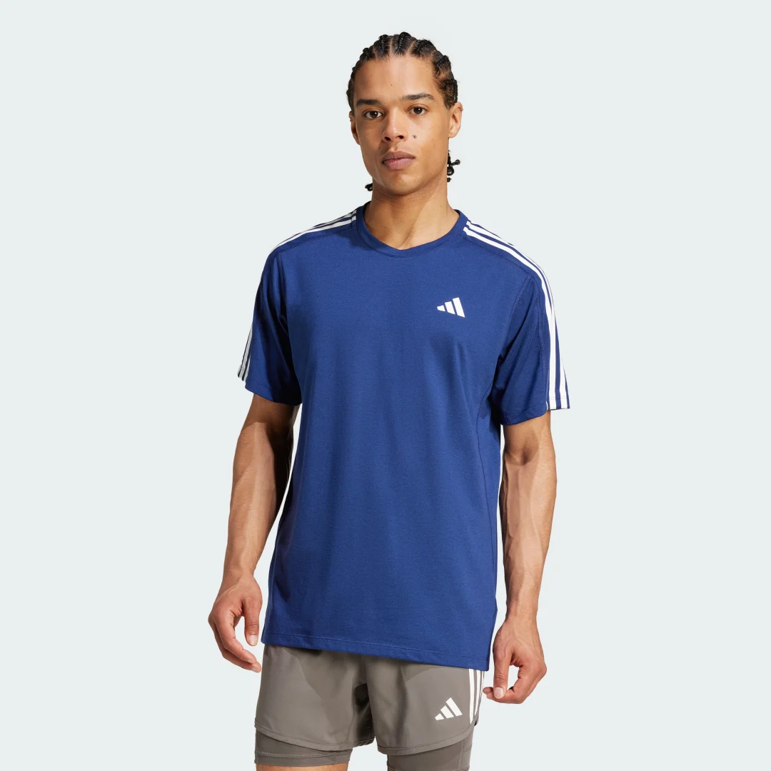 Detalle de Camiseta Own the Run 3 bandas de Adidas — azul, para entrenamiento diario