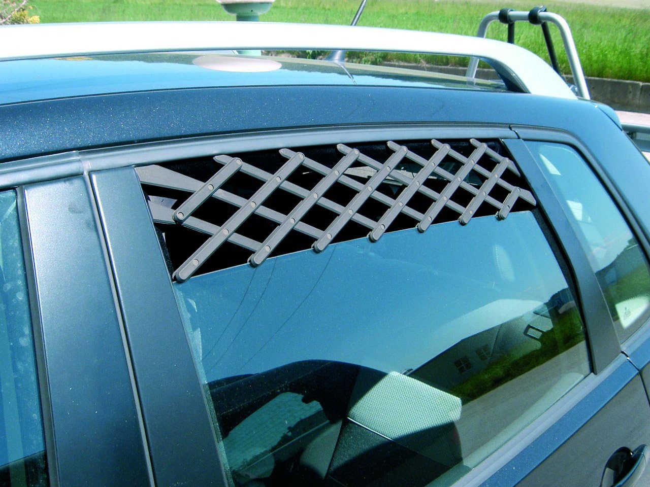 Detalle 2 de Kerbl Fresh Air Grate for Car Windows