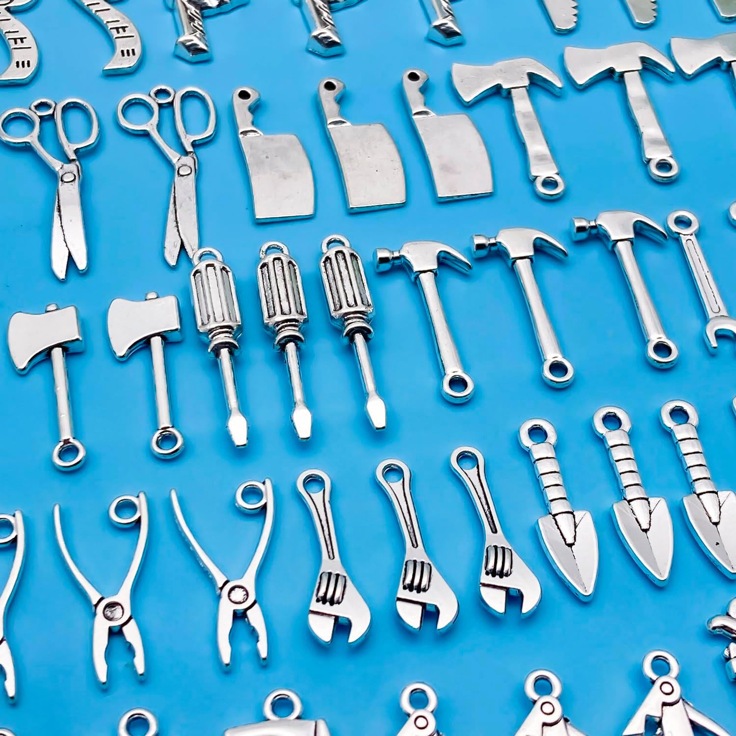 Detalle de Youdiyla Jewelry Charms, 51-Piece Set