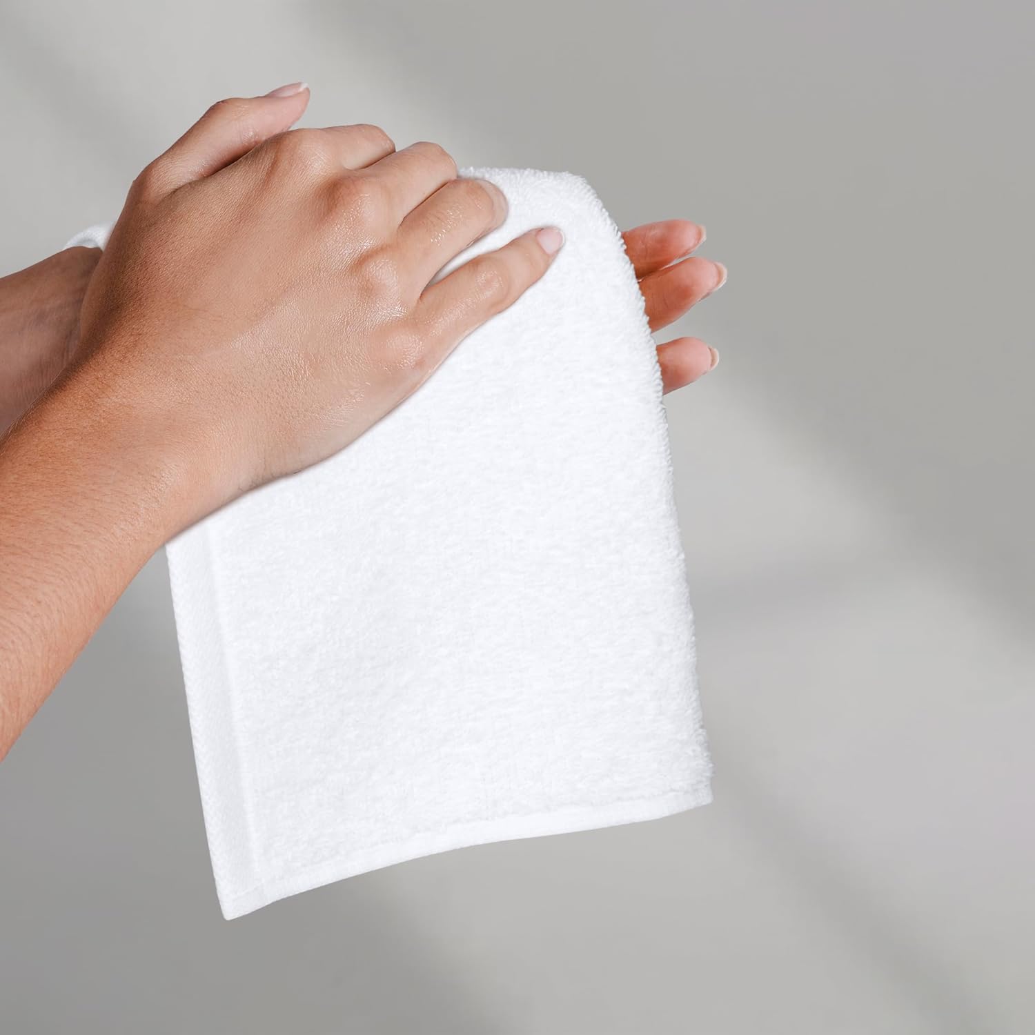 Detalle de Amazon Basics Lot de 24 Gants de Toilette en coton 100% – 30 x 30 cm, absorbants et séchage rapide
