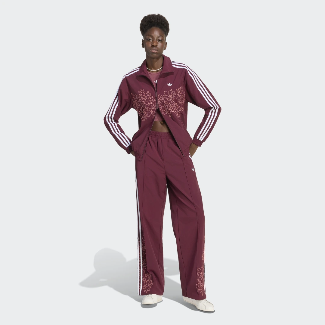 Detalle de Chaqueta Floral GFX Firebird Loose de Adidas en Burgundy