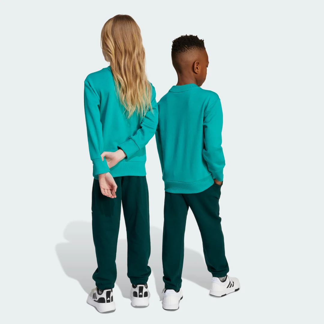 Detalle de Conjunto Essentials (Niños) de Adidas: sudadera y pantalón en verde