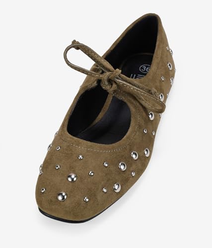 Detalle de BOSANOVA Bailarinas Planas para Mujer con Tachuelas y Puntera Cuadrada — Ante vegano, Cordón Fino, color kaki, talla 40