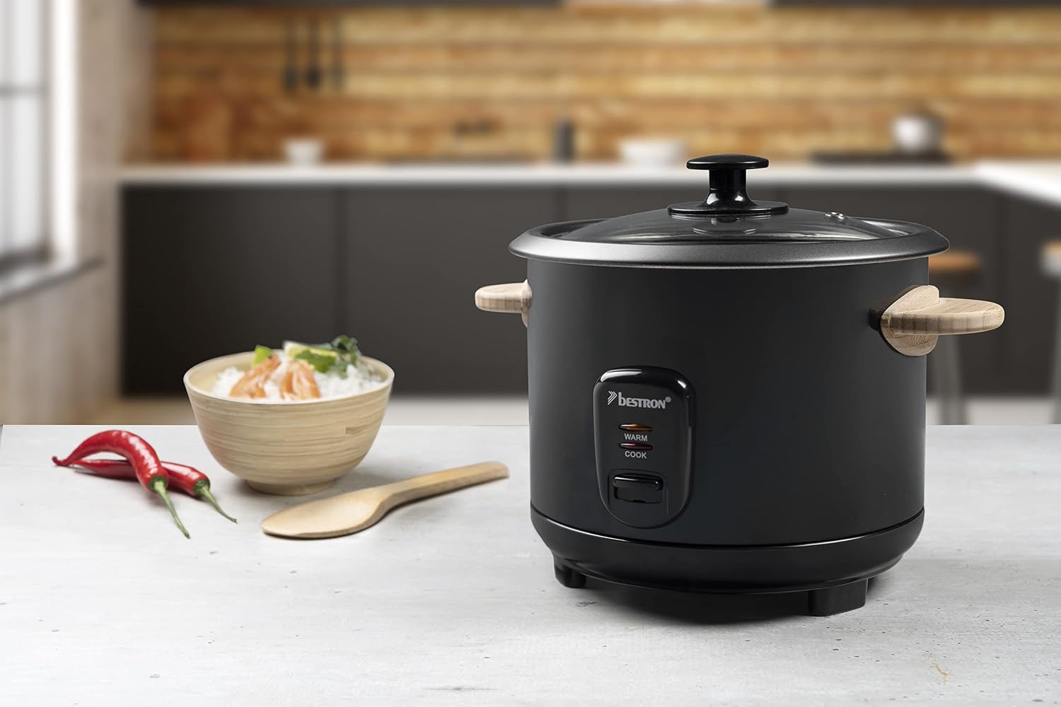 Detalle 2 de Bestron cuiseur à riz noir 1,8 l (700 W) avec poignées en bois, tasse et cuillère à riz