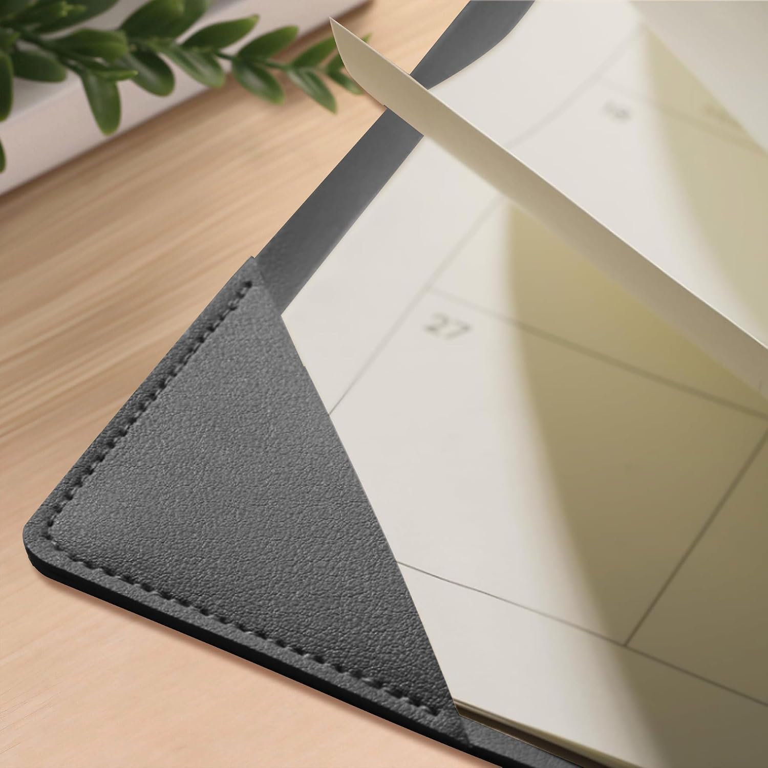 Detalle 1 de Telihao C3 Desk Calendar 2026-2027, 22" x 17" with PU Desk Mat