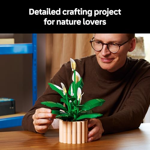 Detalle de LEGO Botanicals Peace Lily (11504): A Thoughtful DIY Artificial Plant Build for Adults