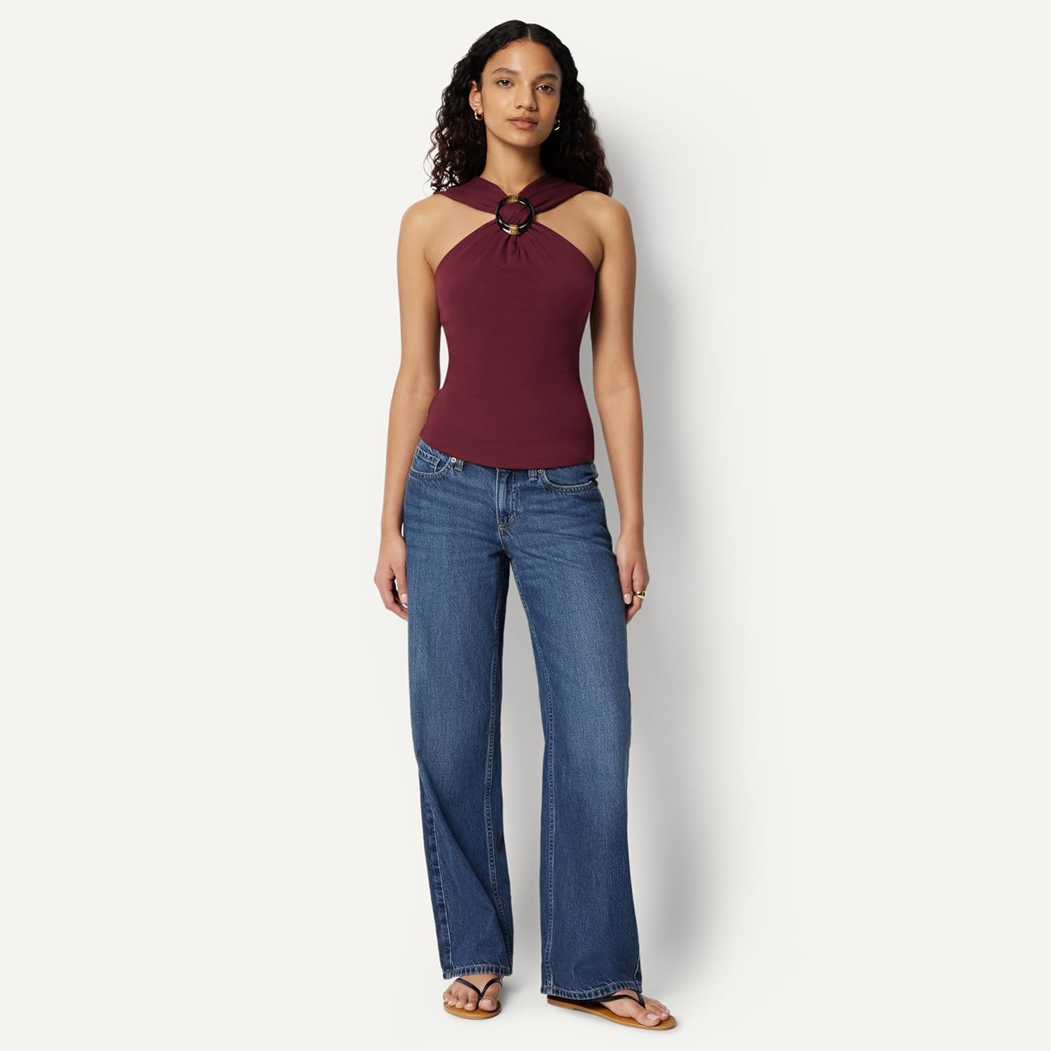Detalle de Amazon Essentials Women's Slim-Fit Ribbed Halter Neck Top with Resin Detail
