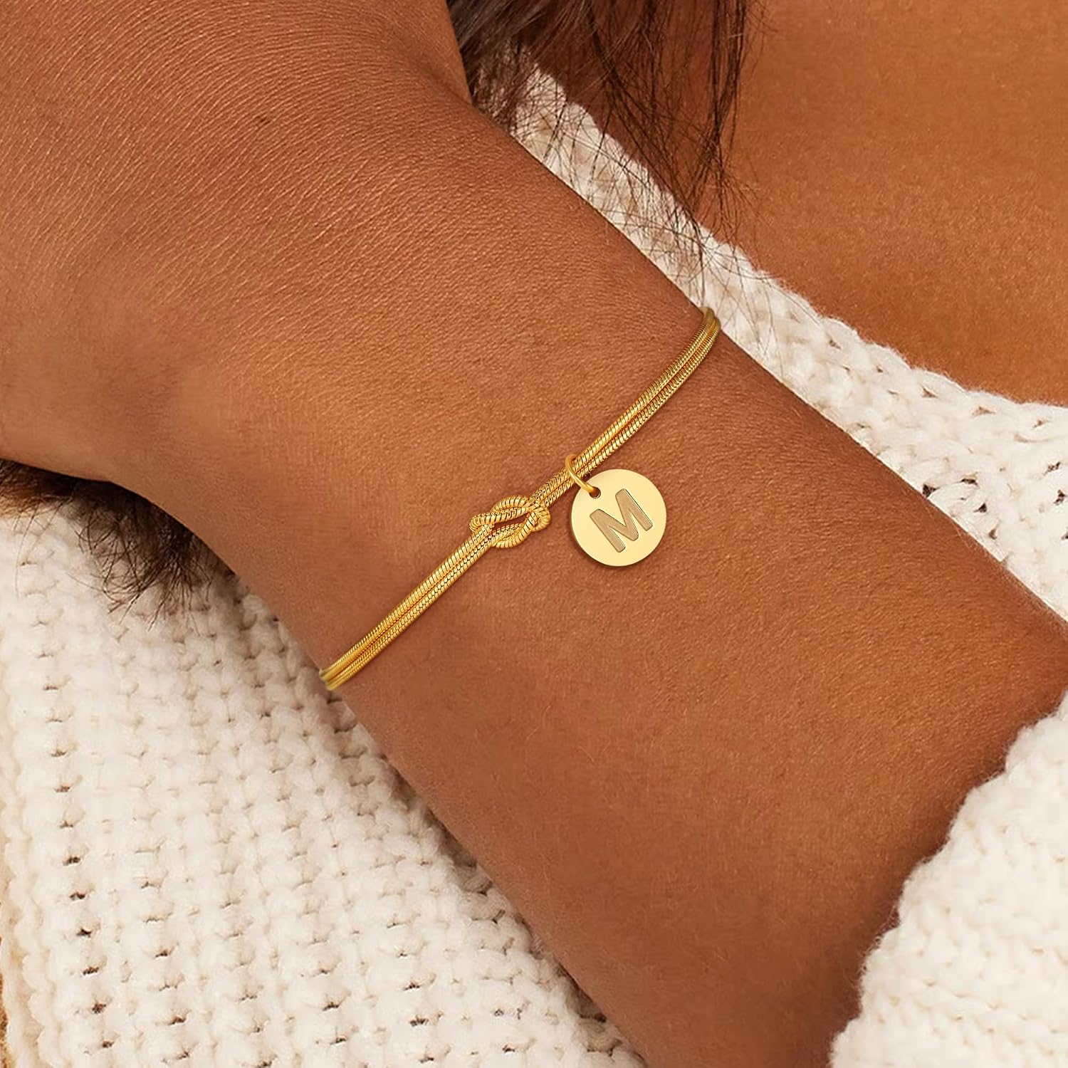Detalle de SLOONG Armband Damen Silber Gold – Knot Armband mit Buchstaben Monogramm, 18K Goldbeschichtung