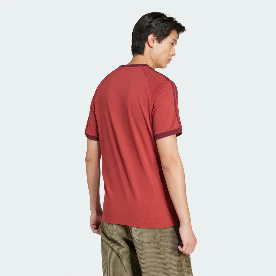 Detalle 2 de Camiseta Adicolor Classics 3 Stripes de Adidas — Rojo, sencilla y versátil para el día a día