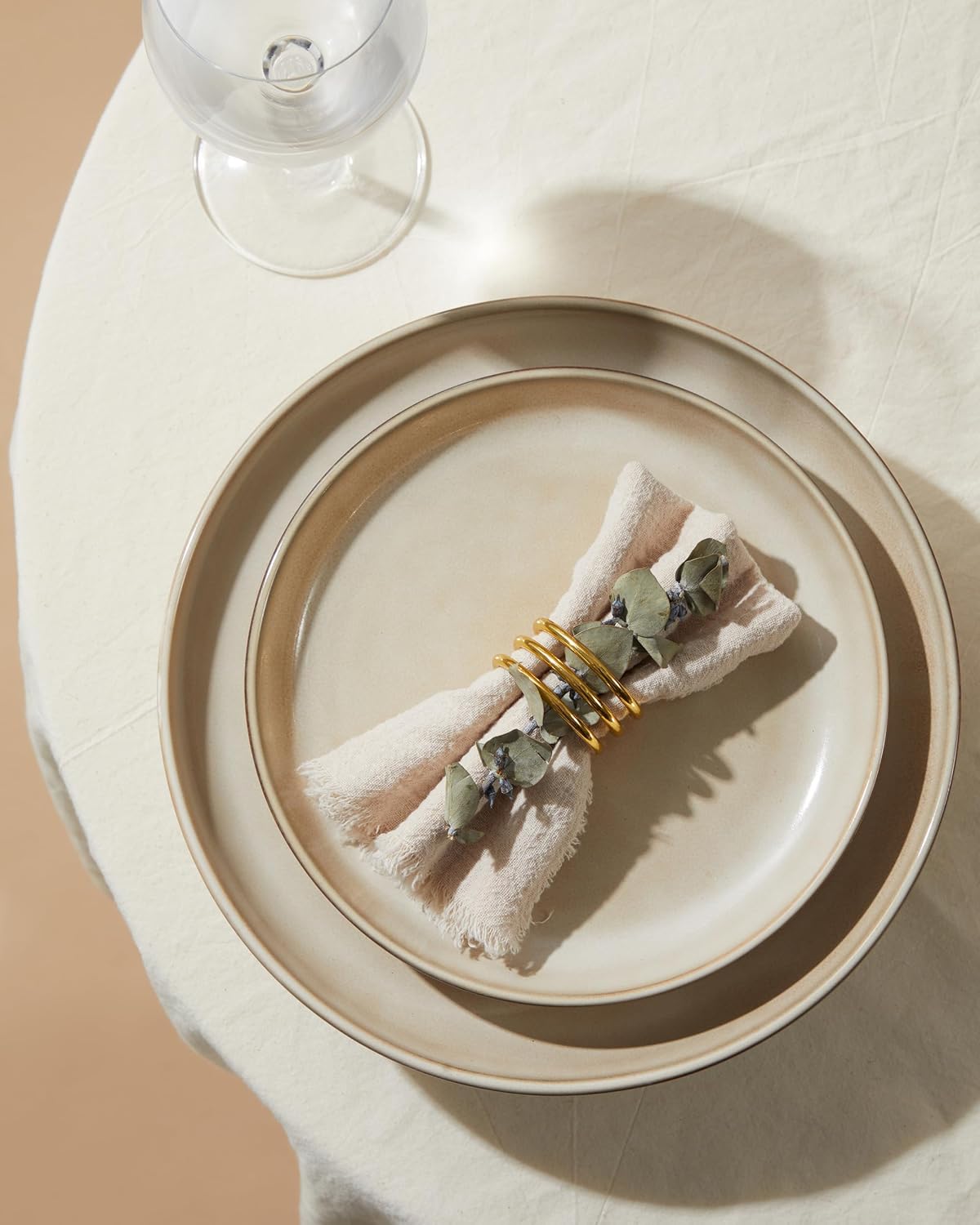 Detalle de Pokini 24-Piece Dinnerware Set for 8: Modern Stoneware in Mocha Beige