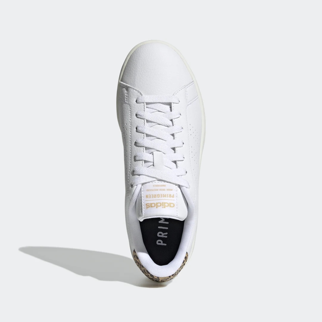 Detalle de Zapatillas Advantage de Adidas: versátiles en blanco para uso diario