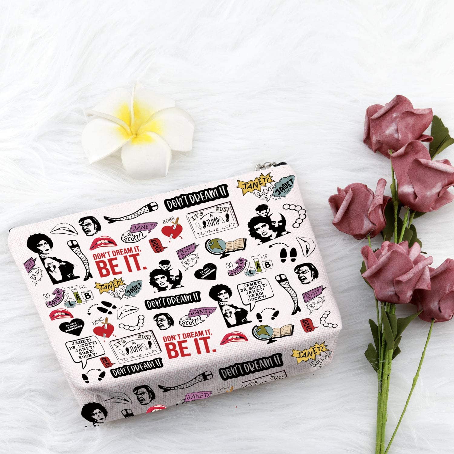 Detalle de PXTIDY Rocky Horror Characters Cosmetic Bag: A practical, fun gift for fans
