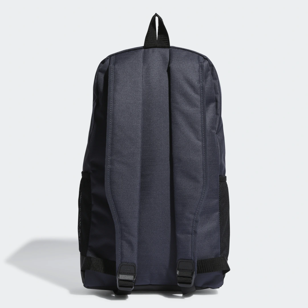 Detalle de Mochila Essentials Linear de Adidas: claridad y versatilidad para el día a día