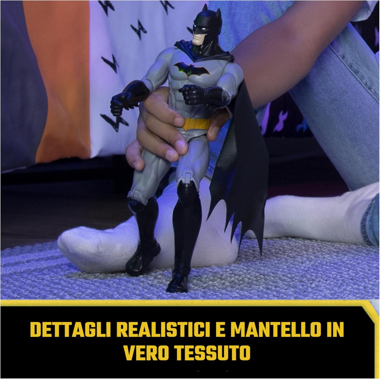 Detalle de DC Comics Batman (30 cm) con Mantello e 11 Punti di Articolazione – Personaggio da Collezione per Bambini 3+