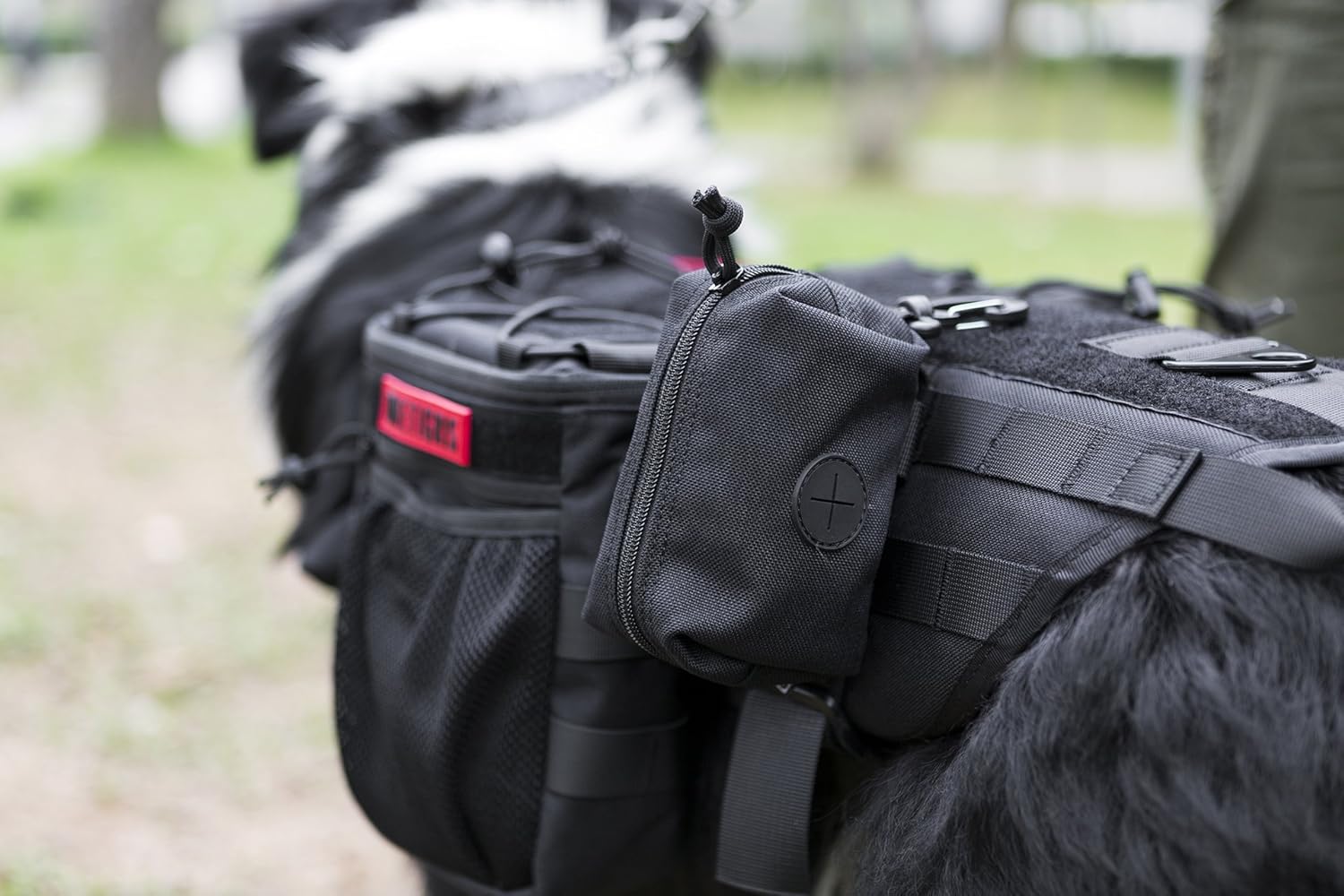 Detalle 2 de OneTigris Distributeur Sac à Crottes Chien with MOLLE – Marron
