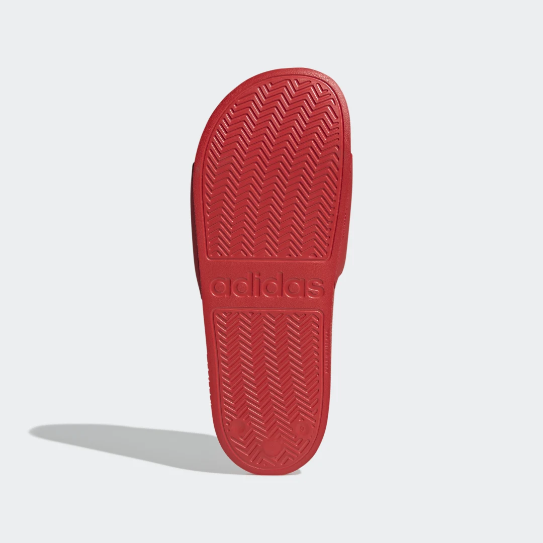 Detalle de Adilette Shower de Adidas: chancla roja versátil para ducha y uso diario