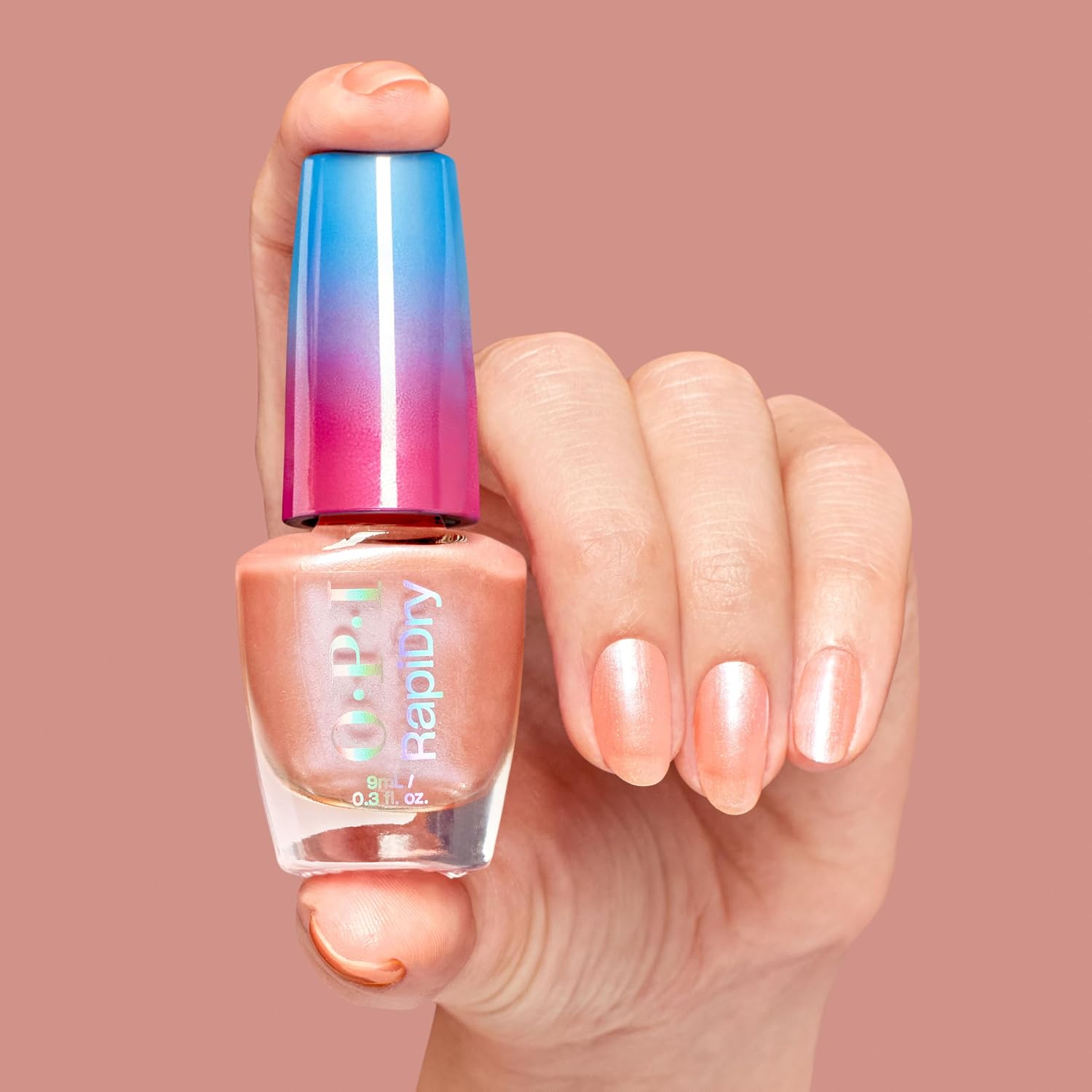Detalle 2 de OPI RapiDry™ Smalto ad asciugatura rapida semi-trasparente nude e rosso con riflessi colorati (9 ml)