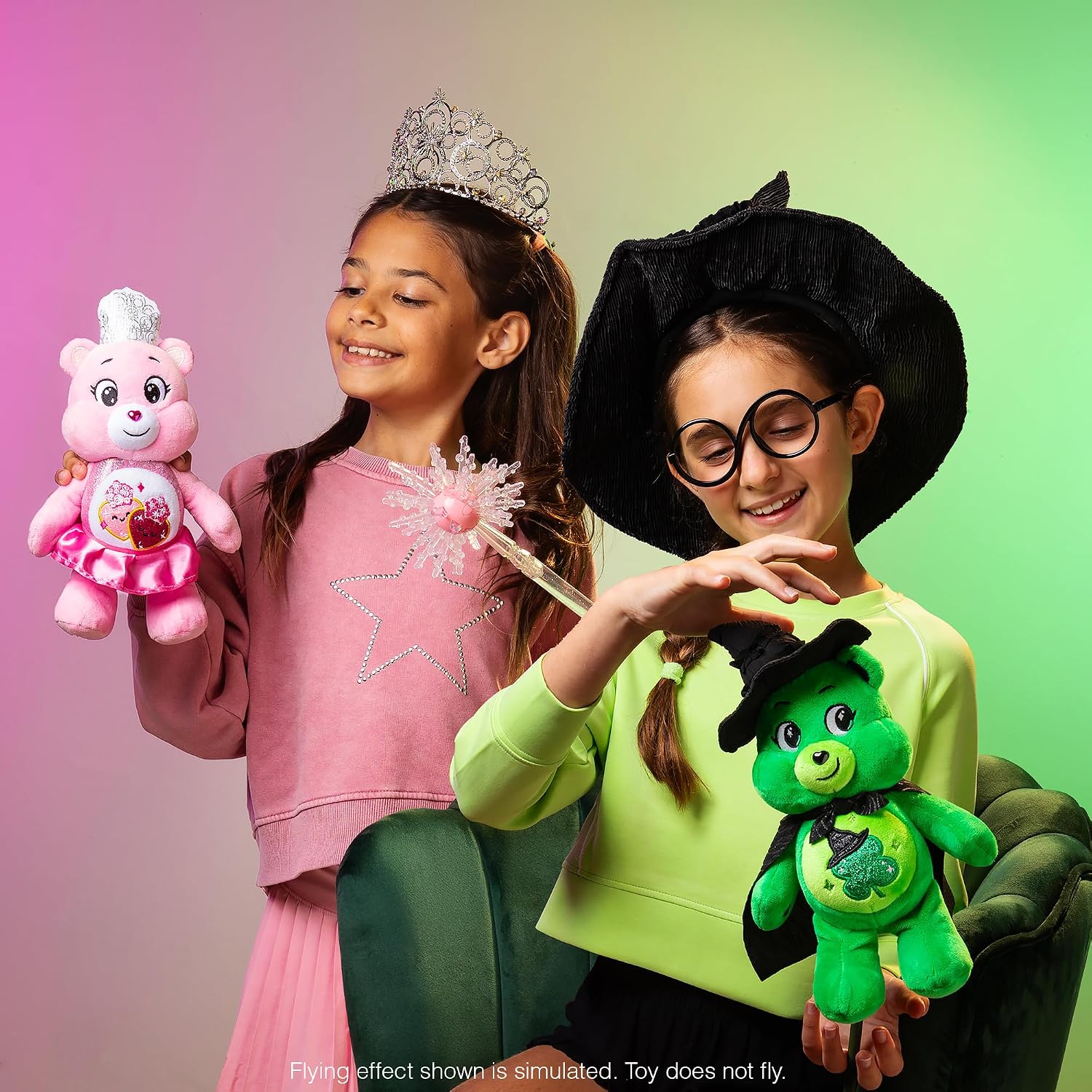 Thumbnail 4 de Care Bears 23081 pluszowa maskotka 22 cm – Love-a-lot Bear jako Glinda