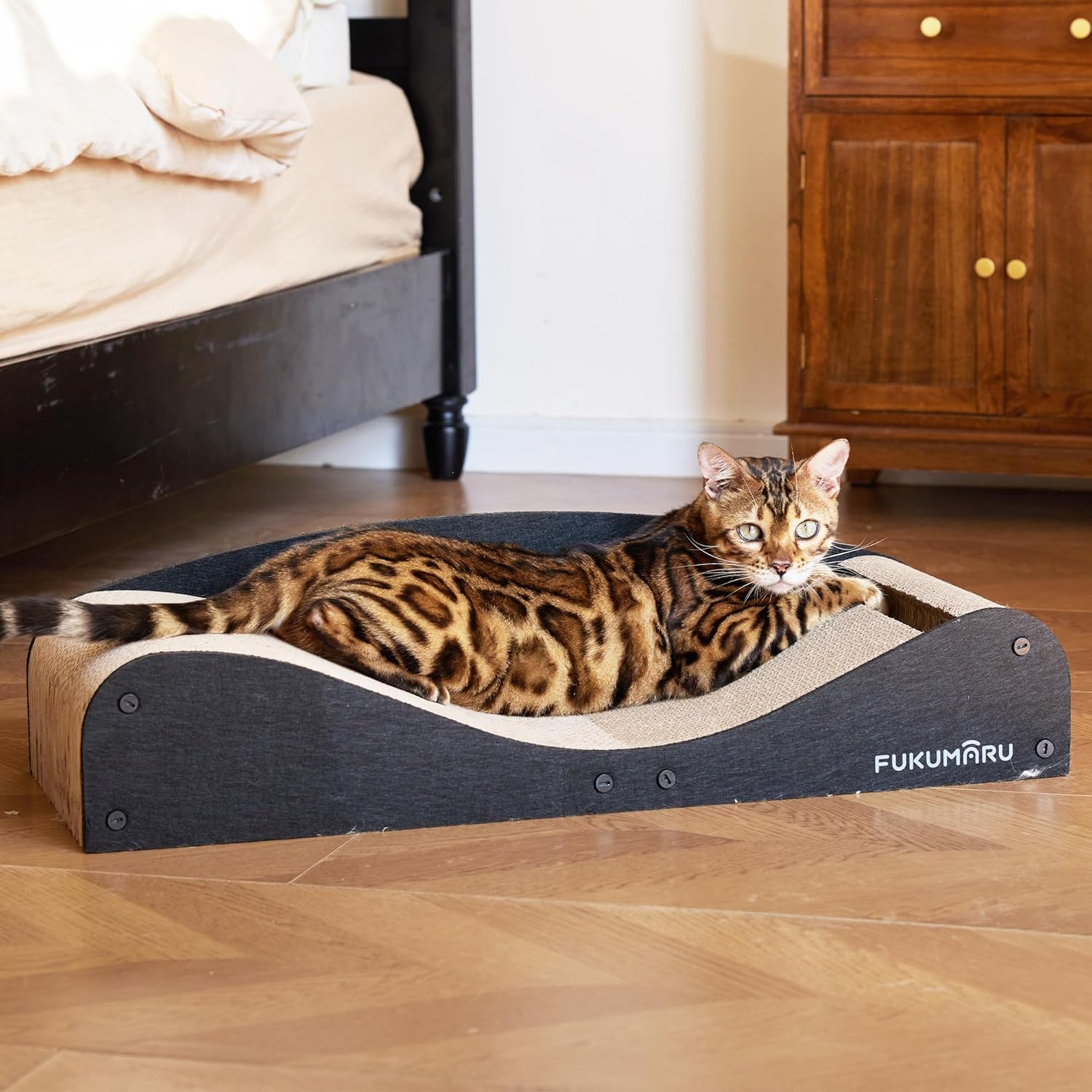 Detalle de FUKUMARU Kratzbrett für Katzen (74 cm) mit Filz und Ball – Kratzpappe aus Wellpappe, schwarz
