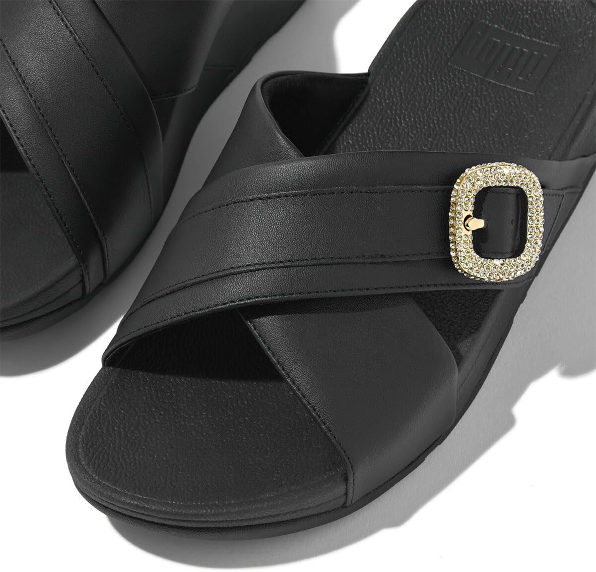 Detalle de Fitflop Lulu Claquettes Croisées en Cuir Métallique avec Boucle en Cristal — Sandales Femme