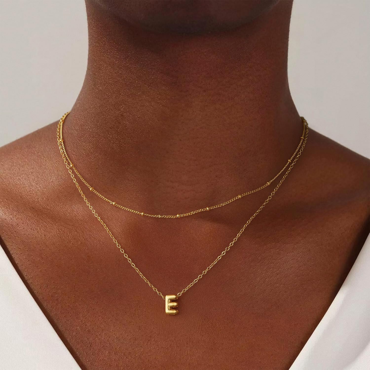 Detalle 2 de Thaivor Initial Necklace Set, 14K Gold Plated