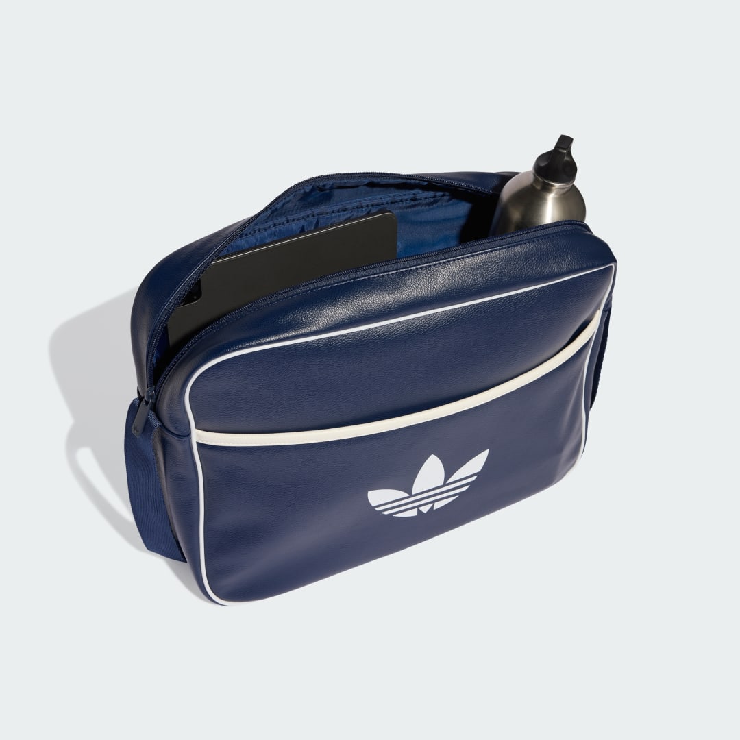 Detalle de Bolso Airliner de Adidas: práctico, ligero y versátil para el día a día