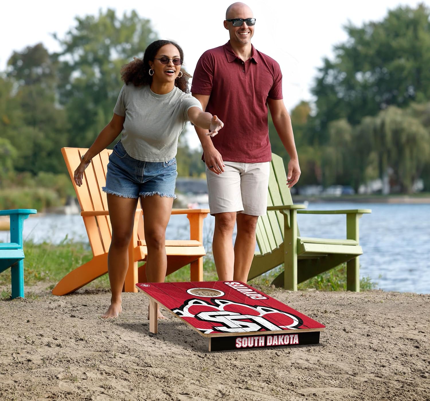 Detalle 2 de YouTheFan NCAA 2 x 3 ft All-Wood Cornhole Game with Team Logo Bags