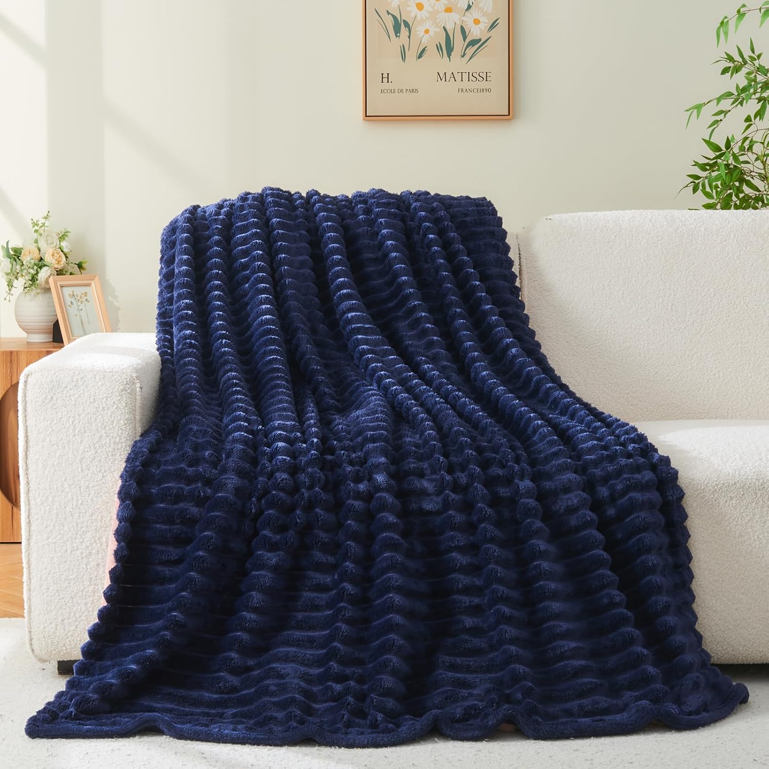 Detalle 2 de Deamsure Twin Fleece Blanket, Navy 3D Ribbed, Lightweight, 60" x 80
