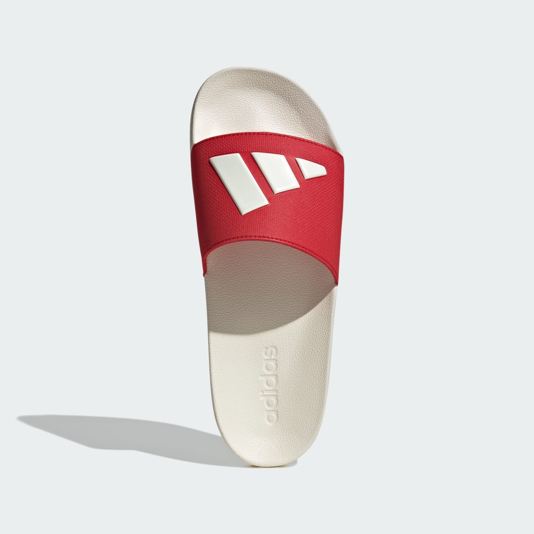 Detalle 2 de Adilette Shower Slides de Adidas, rojo: guía de compra para uso diario y en el gimnasio