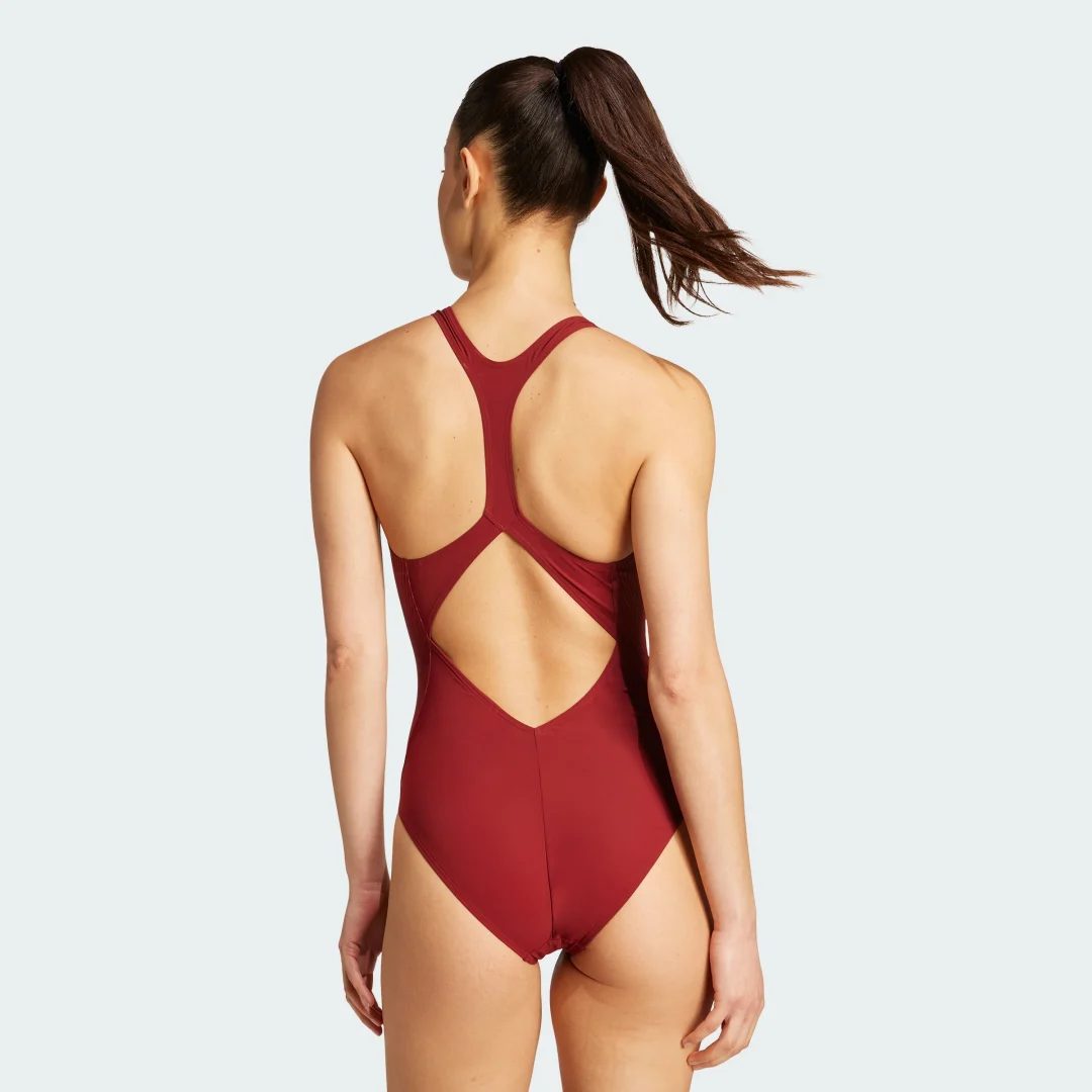 Detalle 2 de Bañador Lanelux Y-Back de Adidas: estilo Burgundy y soporte cómodo