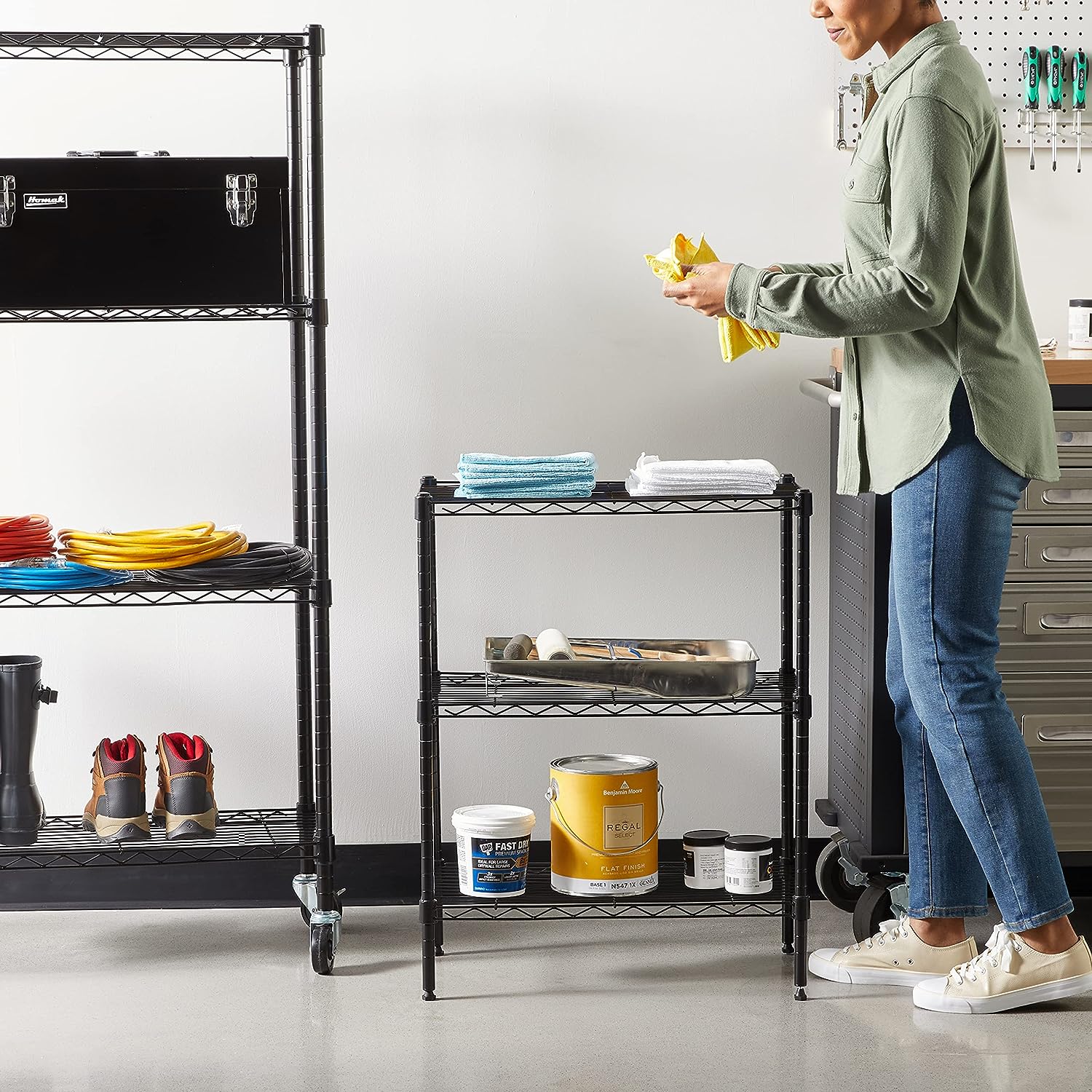 Detalle 2 de Amazon Basics Schmaler Aufbewahrungsschrank mit 3 Regalböden – stabiler Stahl, höhenverstellbar