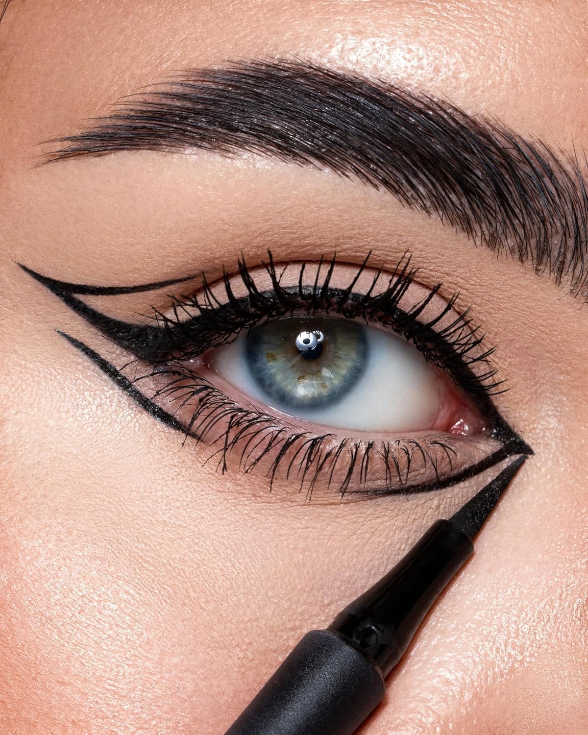 Detalle 2 de Sheila Cosmetics Overnight Ink Liner: Eyeliner a penna waterproof con punta in feltro, 01 Deep Black