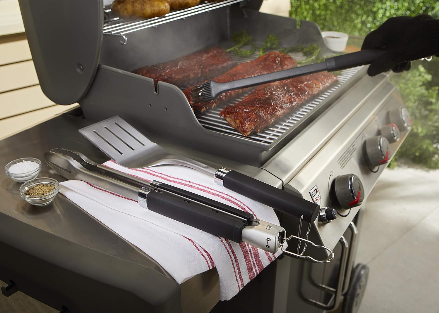 Detalle de Weber Precision 3-Piece Grilling Tool Set (Stainless Steel Tongs, Spatula & Silicone Basting Brush)