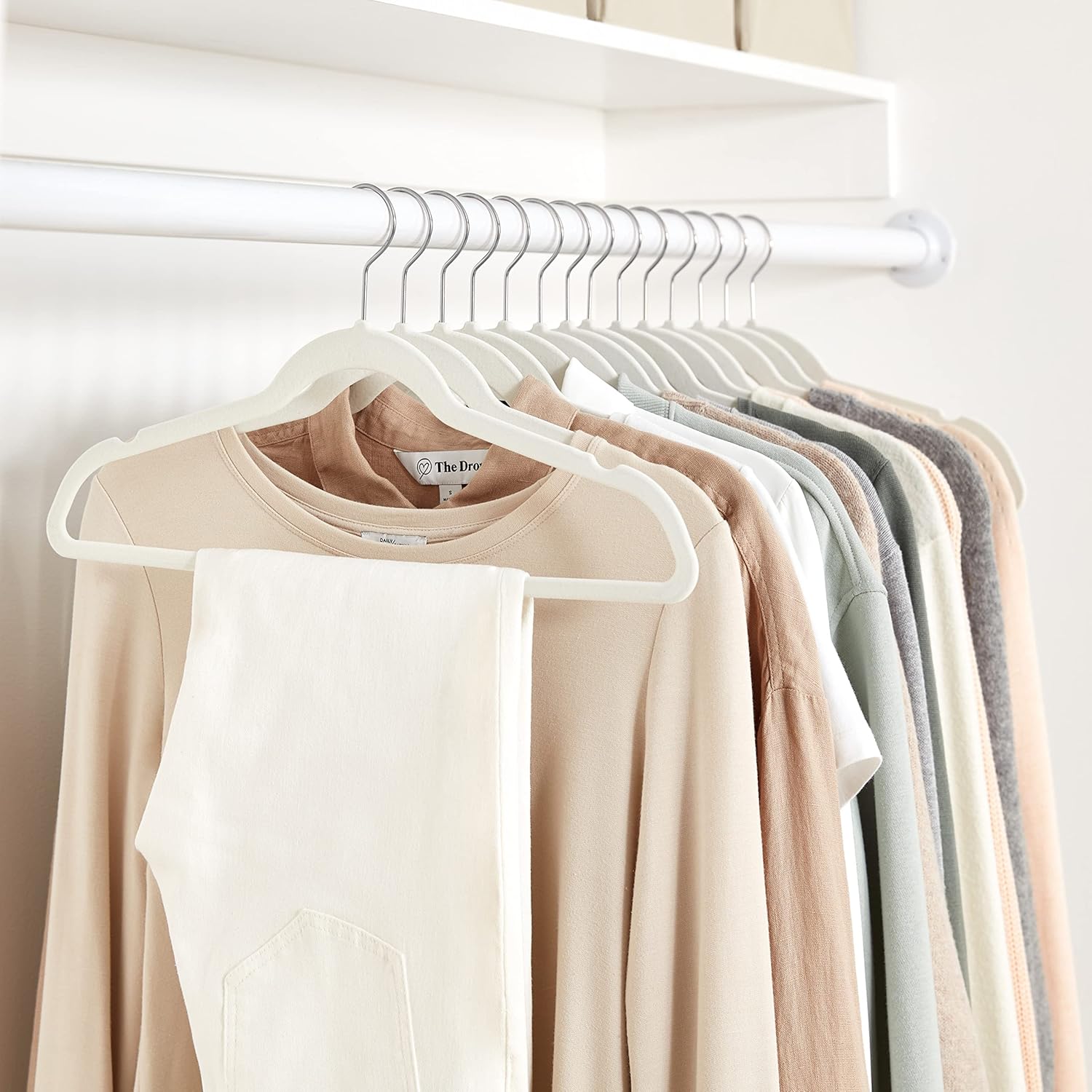Detalle de Amazon Basics Perchas de Terciopelo para Trajes - Paquete de 50, Marfil