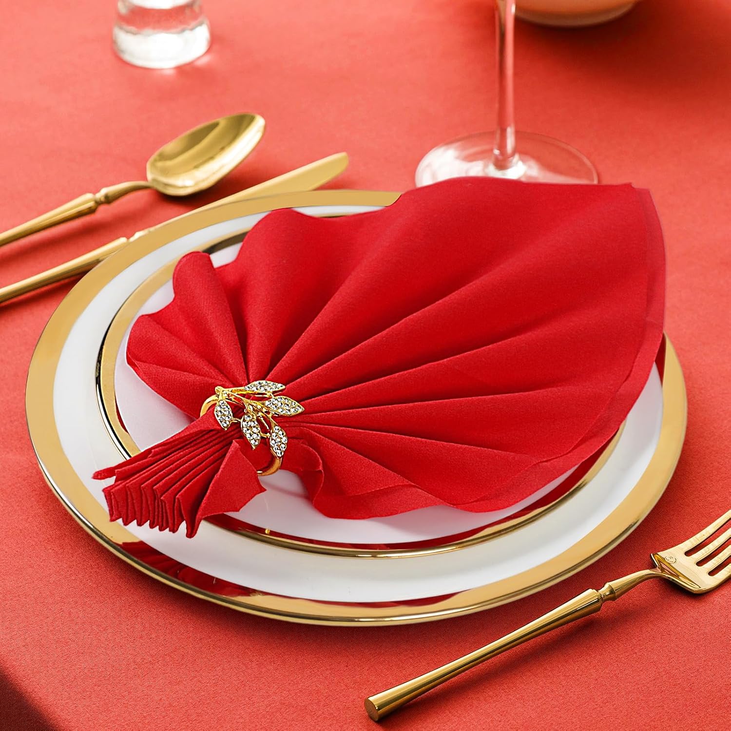 Detalle 2 de KAMMAK Red Linen-Feel Disposable Napkins with Pocket (100 Pack) — 16.5 x 16.5 in, Folded 8.5 x 4 in