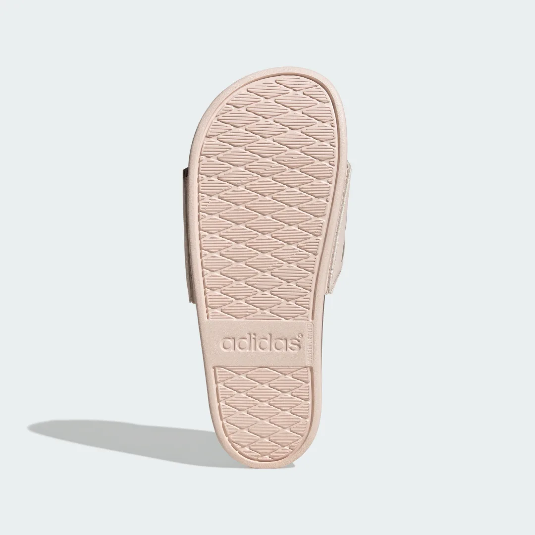 Detalle de Adilette Comfort Rosa de Adidas: chancla versátil para verano y entretiempo