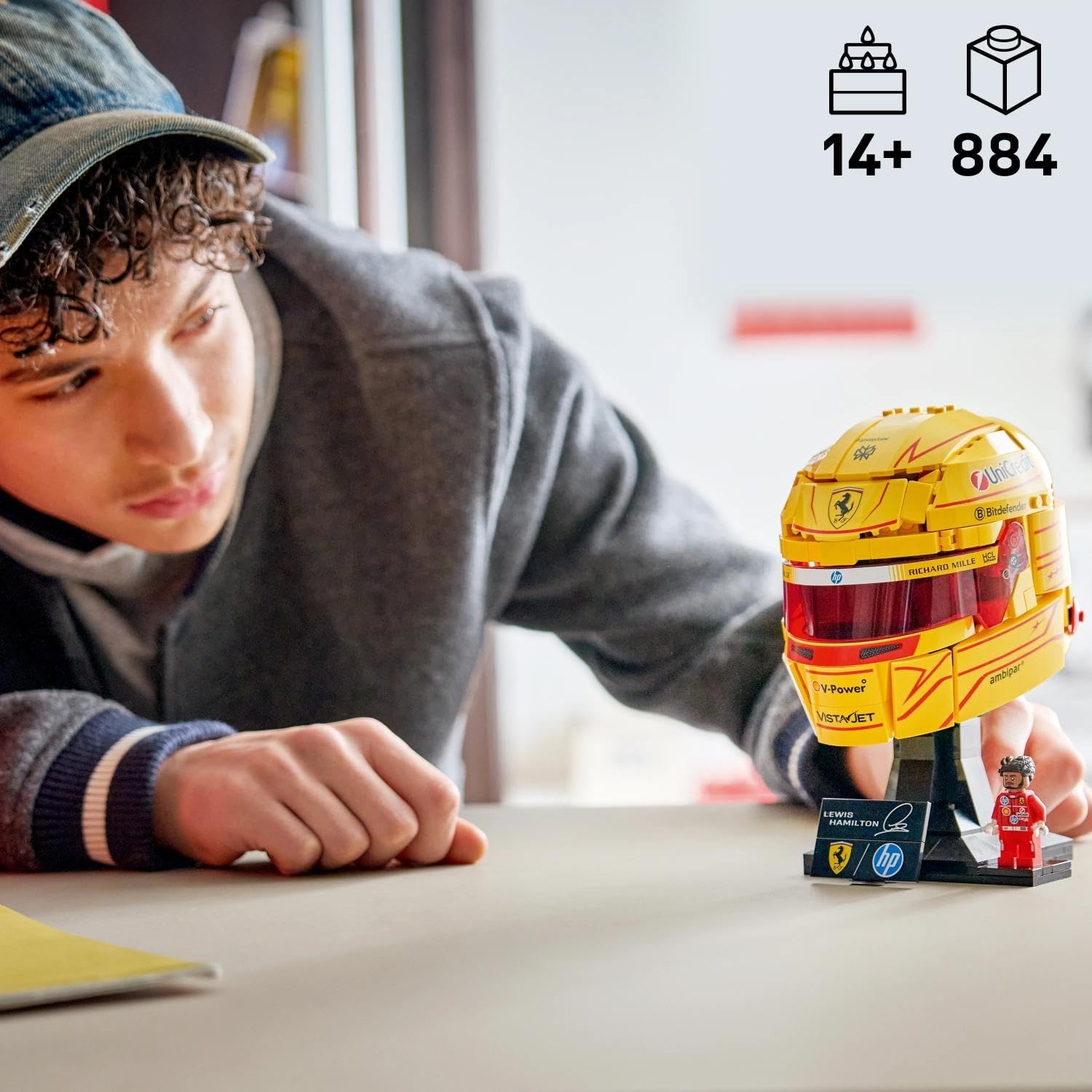 Detalle de LEGO Editions Scuderia Ferrari HP Lewis Hamilton Helmet (43022) – Modello da Esposizione con Minifigure