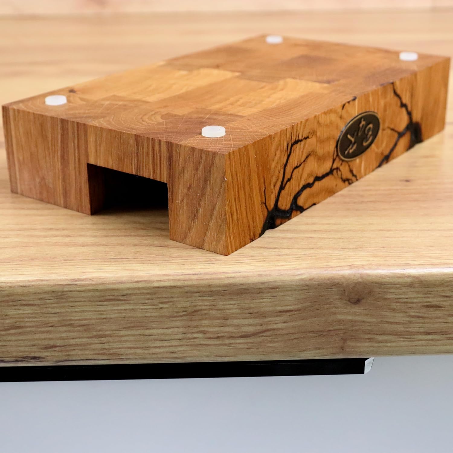 Thumbnail 6 de B4K Hackblock mit Ständer aus Eiche (40x30x4 cm) – Lichtenberg-Blitze Design, handgefertigtes Stirnholzbrett mit Griffen