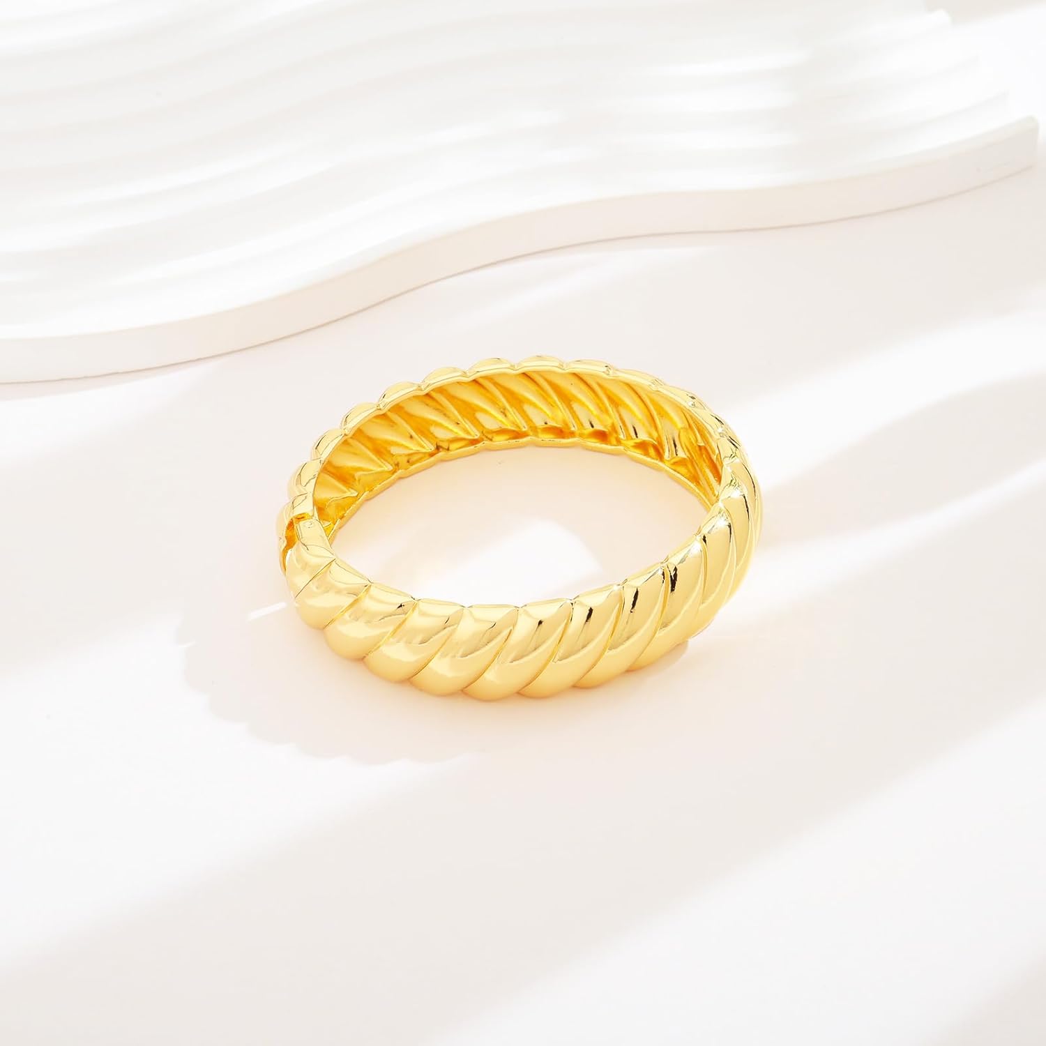 Thumbnail 1 de LILIE&WHITE Damen Gold Armreif Armband – hypoallergen & elegantes Design