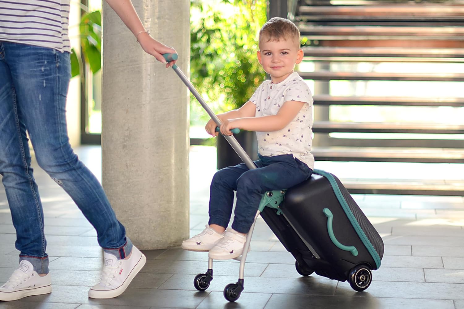 Detalle de BÉABA Valigia rigida 2 in 1 con seggiolino per bambini – 22 L, ruote rinforzate e apertura ampia