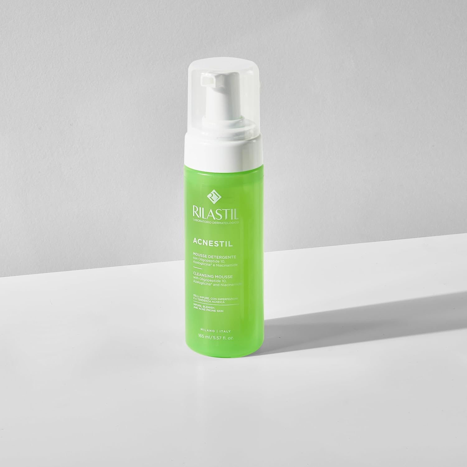 Detalle 2 de Rilastil Acnestil Reinigungsmousse mit sanfter Formel gegen zu Akne neigende Haut (150 ml)