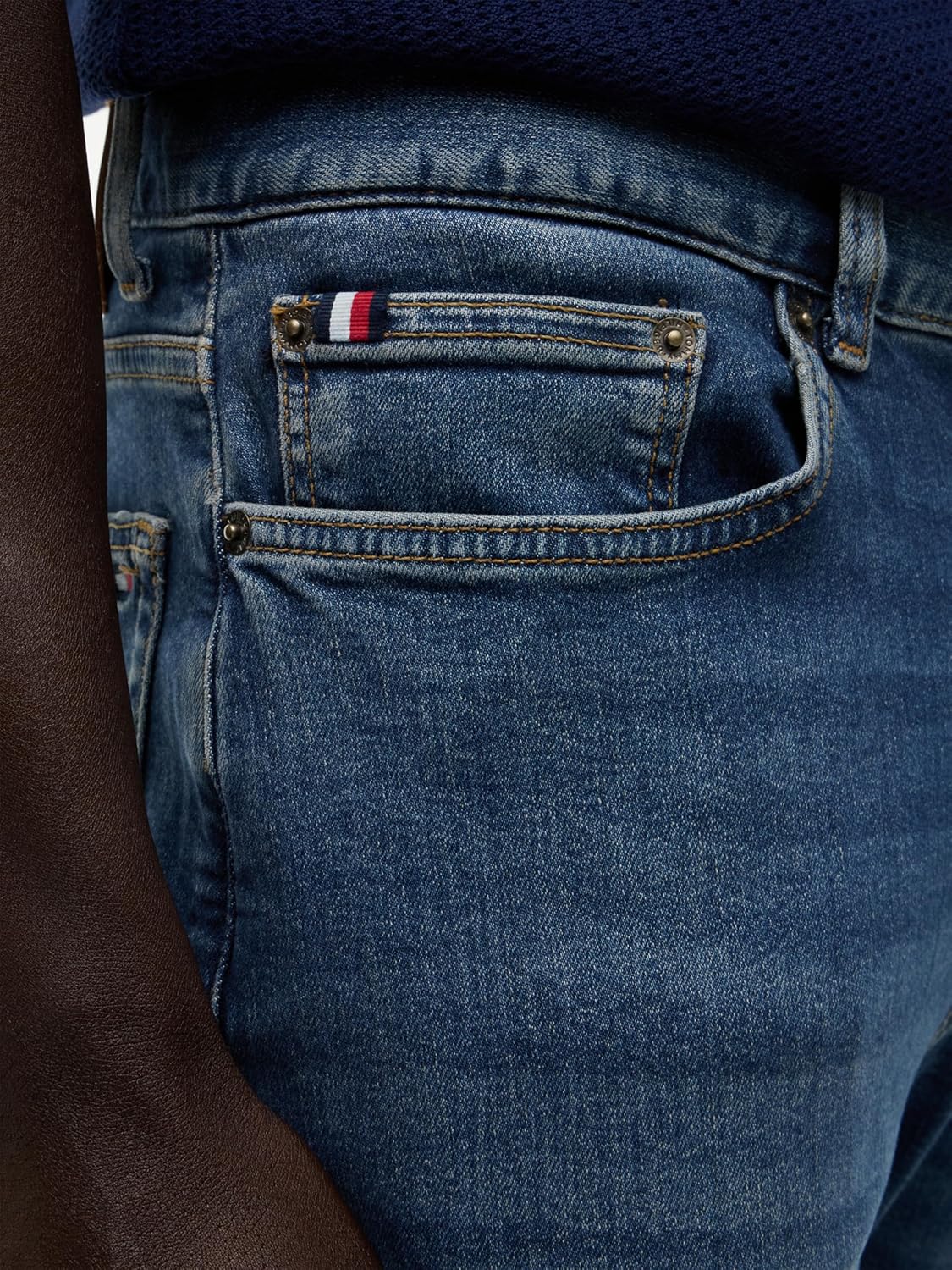 Detalle 2 de Tommy Hilfiger Men’s Bleecker Flex Mohave Indigo Slim Fit Jeans