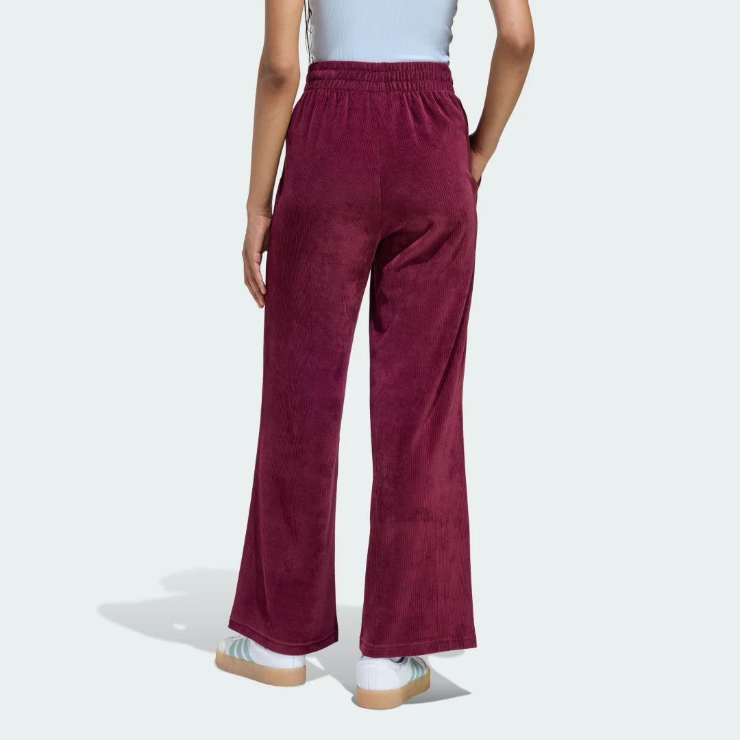 Detalle 2 de Pantalón de chenilla Essentials de Adidas – comodidad versátil en Burgundy