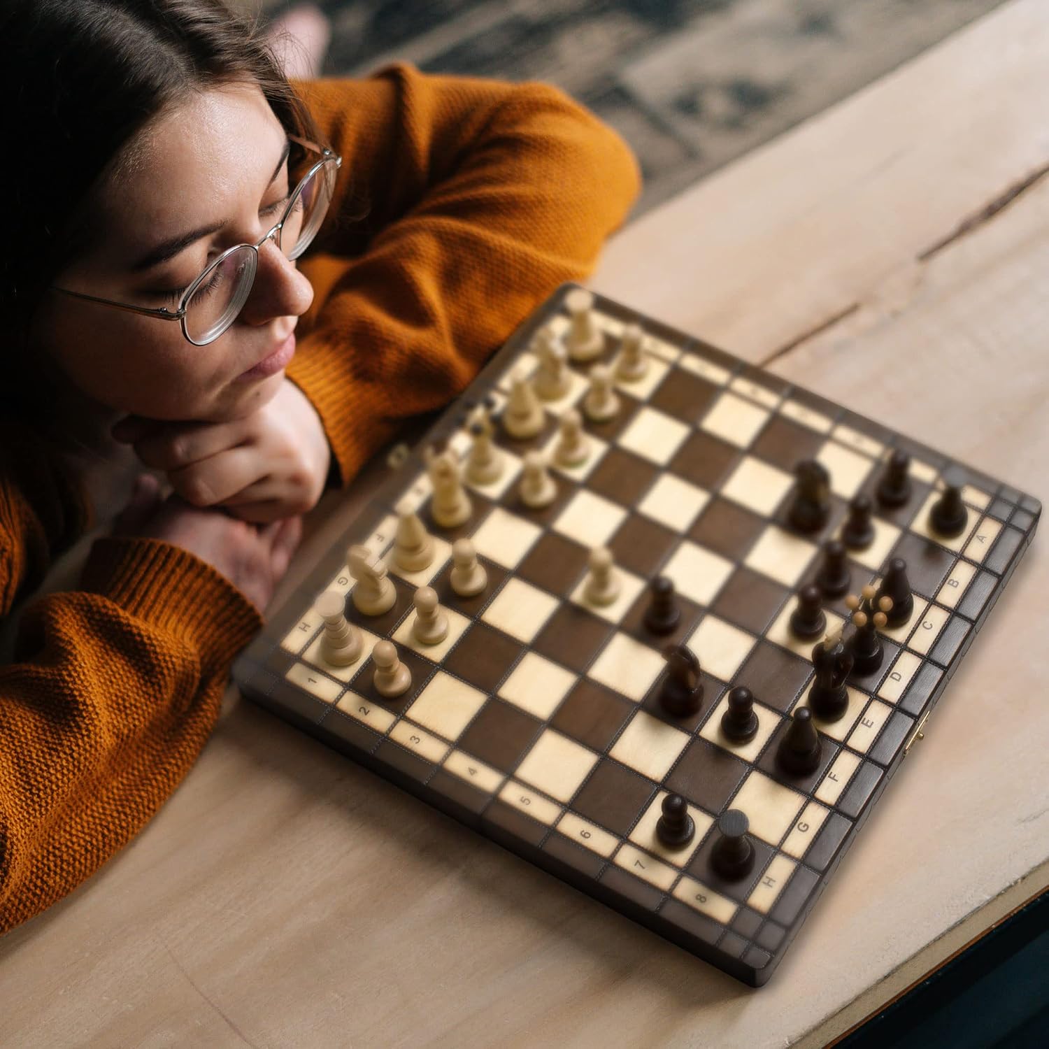 Detalle de Husaria European International Chess Wooden Game Set, King’s Classic – 35.5cm, Handcrafted Pieces & Felted Folding Board