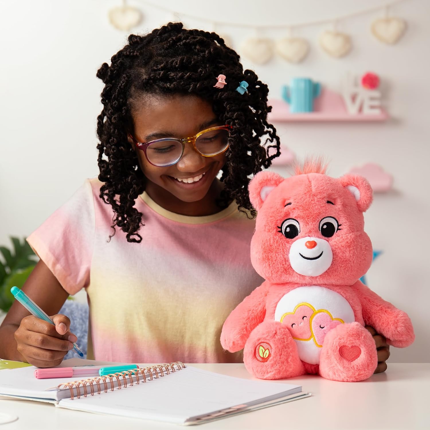 Detalle de Care Bears Basic Medium Plush – Love-a-Lot Bear, 35 cm