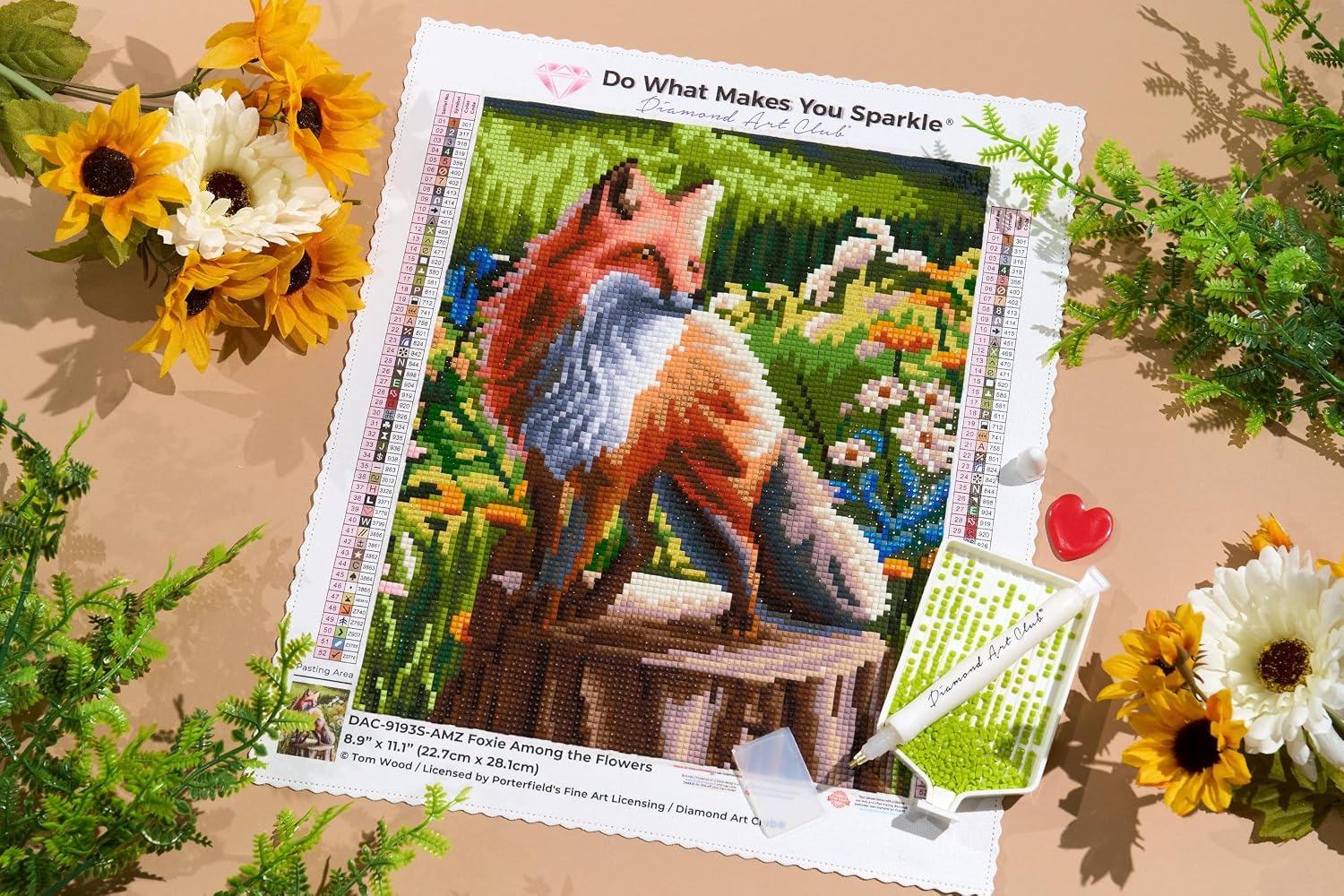 Detalle de DIAMOND ART CLUB Foxie Among the Flowers ダイヤモンドアートキット、52色・スクエアビーズ