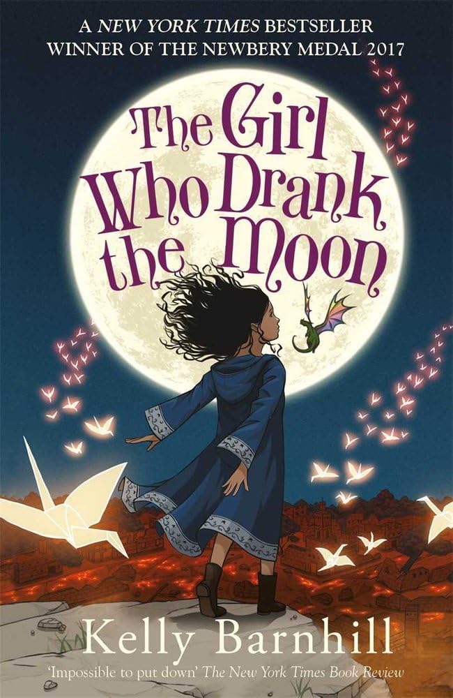 Detalle de The Girl Who Drank the Moon – kinderboek, 416 pagina's, leesleeftijd 9–12 jaar