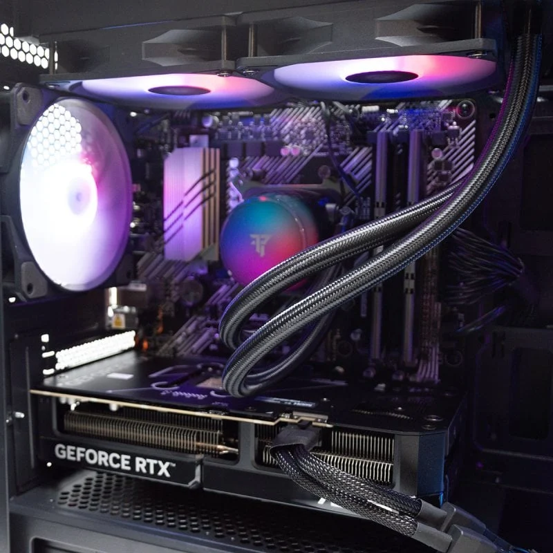 Detalle de PcCom Imperial con Ryzen 7 5800X3D, 32 GB, 1 TB NVMe y RTX 5070: rendimiento equilibrado para casa y oficina