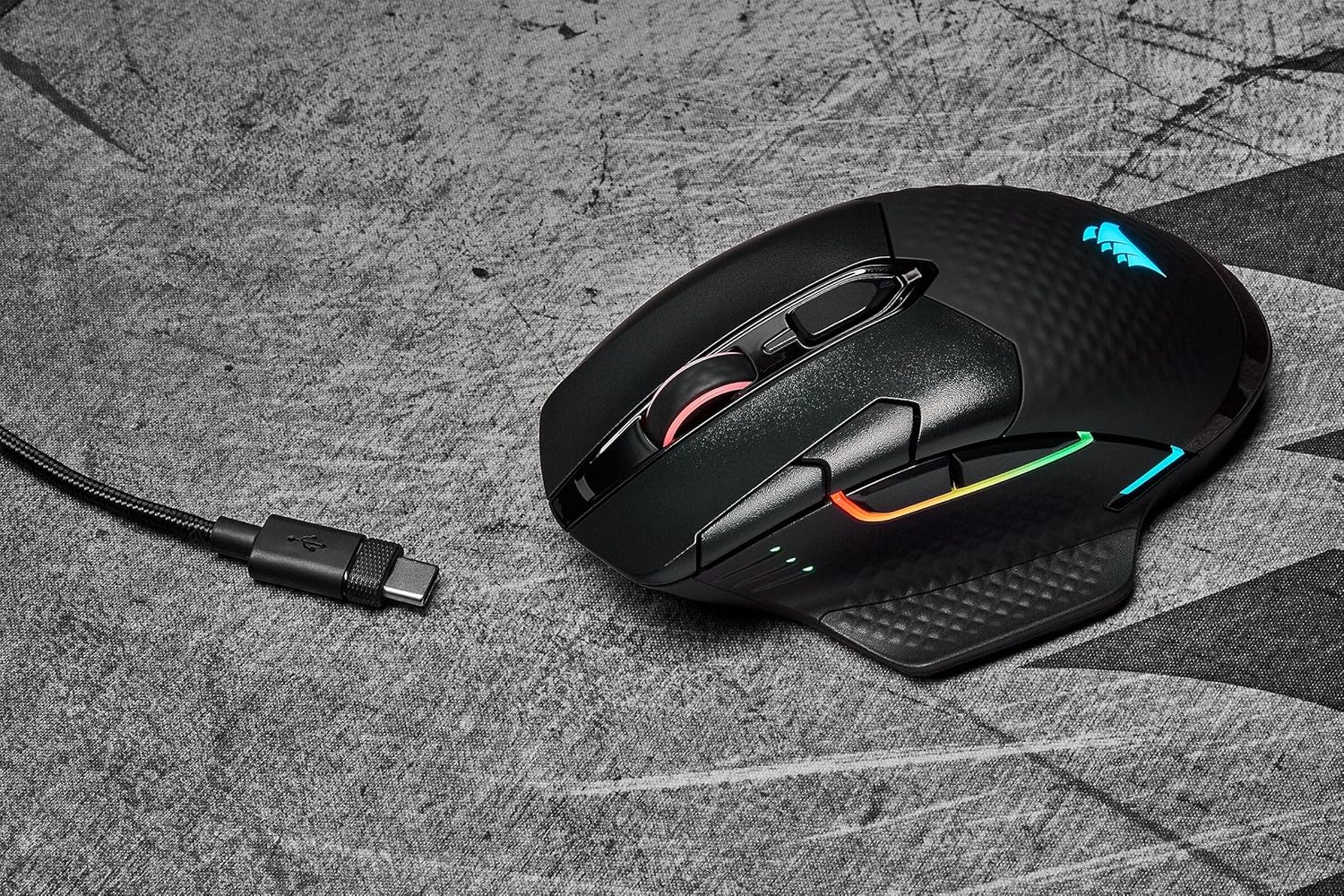 Detalle de CORSAIR DARK CORE RGB PRO Wireless Gaming-Maus mit Sub-1ms Slipstream & iCUE – 18.000 DPI, 8 programmierbare Tasten